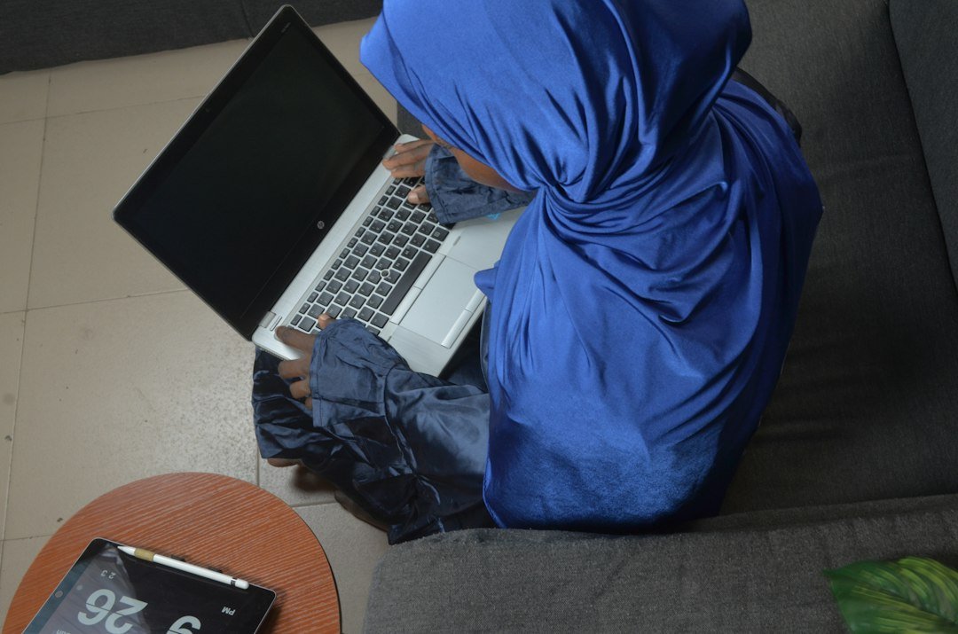 Student learning online from home with a flexible Quran class plan